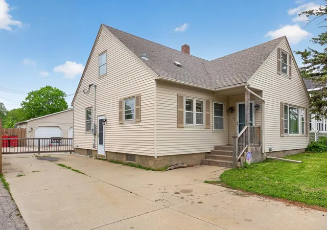 Photo 2 of Single family home for sale at 305 N Mantorville Ave, Kasson, MN 55944 | MLS# 7023308 | Listing updated on 2026-08-19