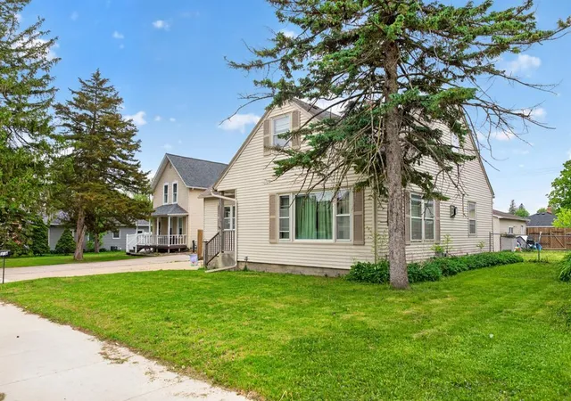 Photo 3 of Single family home for sale at 305 N Mantorville Ave, Kasson, MN 55944 | MLS# 7023308 | Listing updated on 2026-08-19
