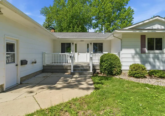 Homes for sale in Blue Earth, MN | 1224 S Ramsey St, Blue Earth, MN 56013 | MLS# 7024048