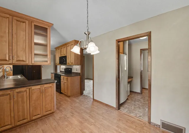 Photo 4 of Single family home for sale at 807 7th Avenue SE, Pipestone, MN 56164 | MLS# 7024087 | Listing updated on 2026-08-06