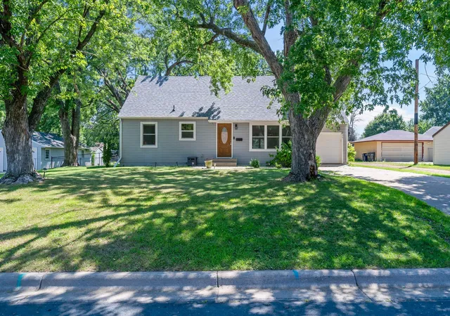1st image of 853 Minnesota St S, Shakopee, MN 55379 | MLS# 7024292