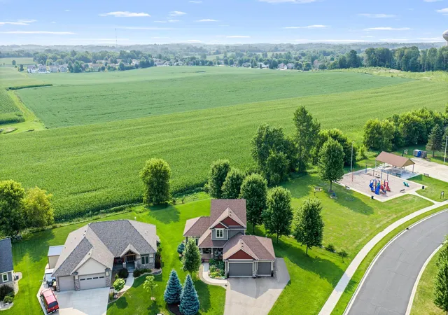 2nd image of 900 Heritage Trl Ne, New Prague, MN 56071 | MLS# 7024823