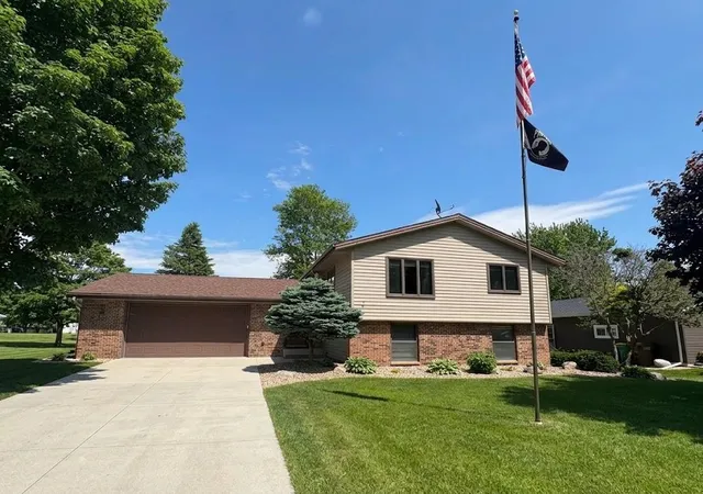 Photo 1 of Single family home for sale at 1918 Bayview Dr, Albert Lea, MN 56007 | MLS# 7028338 | Listing updated on 2026-09-27