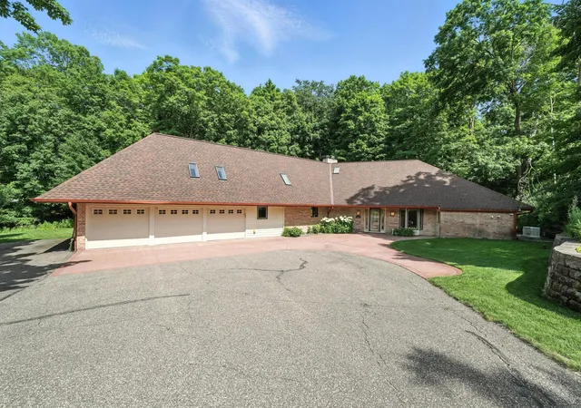 2nd image of 1000 Heritage Ln, Wayzata, MN 55391 | MLS# 7028610