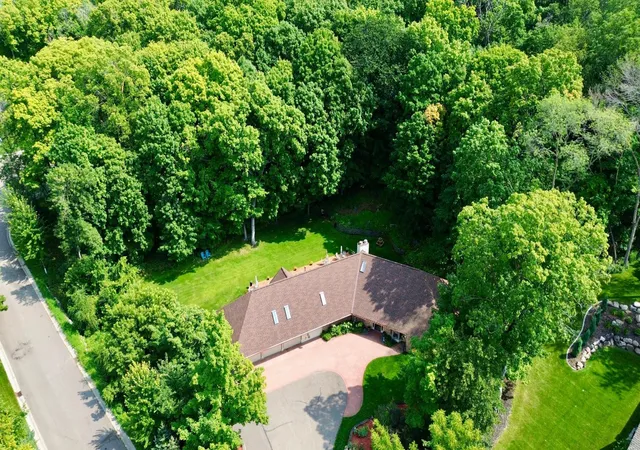 3rd image of 1000 Heritage Ln, Wayzata, MN 55391 | MLS# 7028610