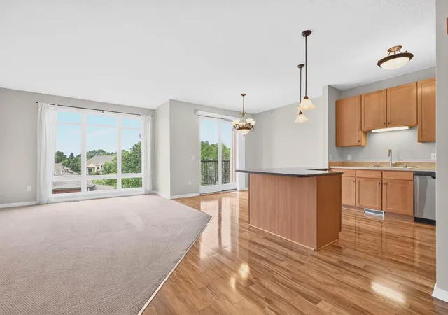 2nd image of 1070 Grandview Ct Ne #304, Minneapolis, MN 55421 | MLS# 7029423