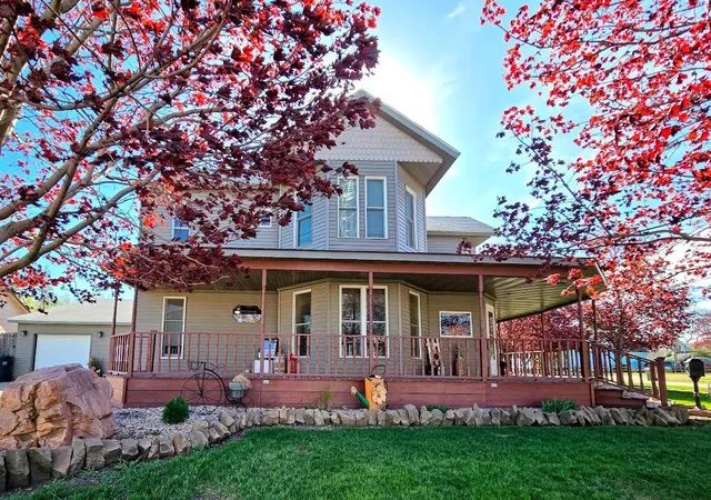 Photo 2 of Single family home for sale at 321 5th Avenue Se, Pipestone, MN 56164 | MLS# 7031002 | Listing updated on 2026-09-02