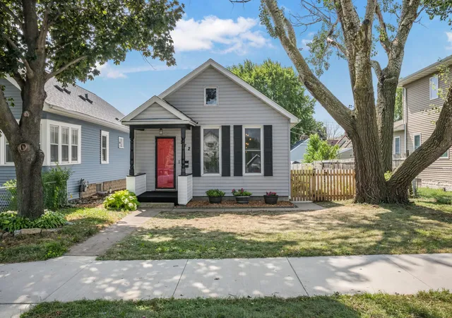 Single family home for sale at 282 Annapolis St E, Saint Paul, MN 55118 | MLS# 7031739