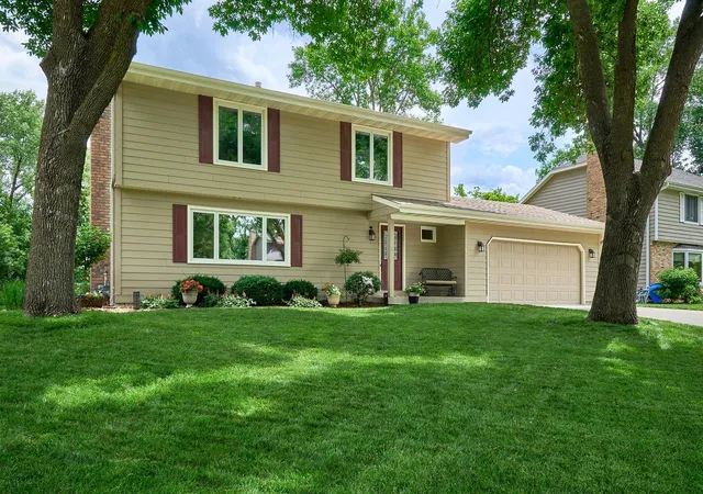 2nd image of 7020 Empire Ln N, Maple Grove, MN 55311 | MLS# 7032245