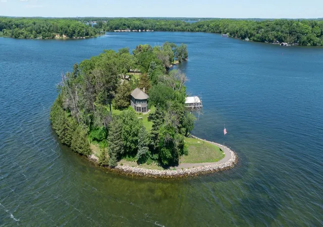 Photo 3 of Single family home for sale at 1000 Gale Is, Excelsior, MN 55331 | MLS# 7032563 | Listing updated on 2026-10-16