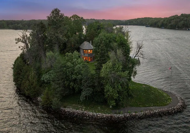 Photo 4 of Single family home for sale at 1000 Gale Is, Excelsior, MN 55331 | MLS# 7032563 | Listing updated on 2026-10-16