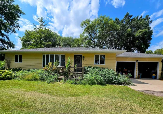 Photo 2 of Sale Pending at 302 8th Avenue Nw, Pipestone, MN 56164 | MLS# 7033823 | Listing updated on 2026-09-20