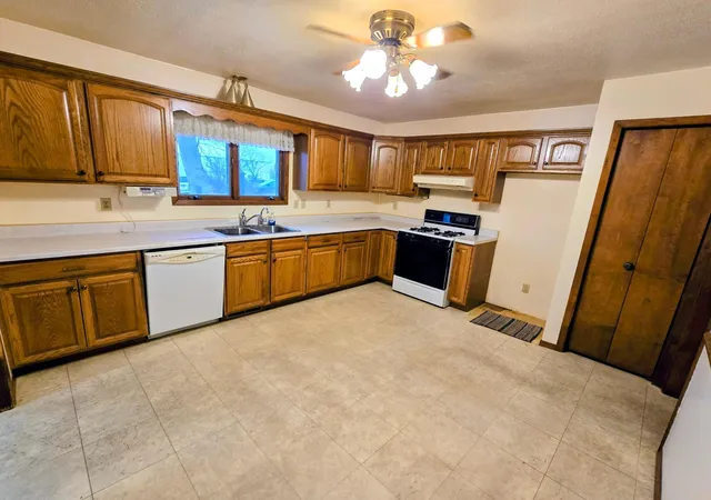 Photo 3 of Sale Pending at 302 8th Avenue Nw, Pipestone, MN 56164 | MLS# 7033823 | Listing updated on 2026-09-20