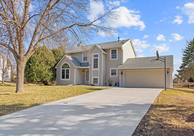 Single family home for sale at 952 Moonlight Dr, Saint Paul, MN 55125 | MLS# 7034786 | Listing updated on 2026-05-30