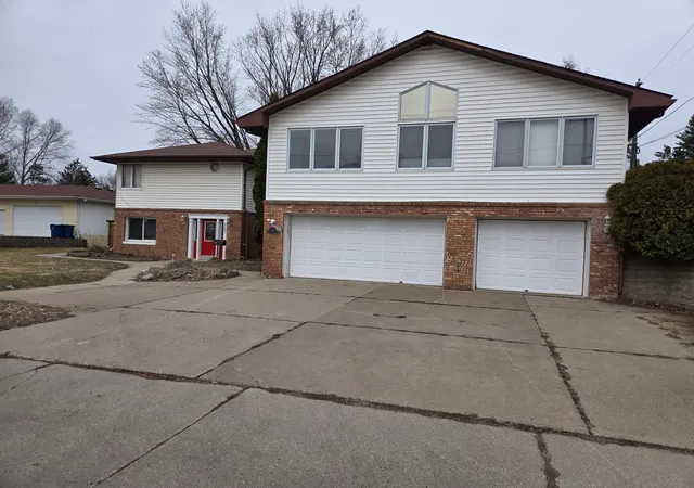 1st image of 2100 Wentworth Ave, South Saint Paul, MN 55075 | MLS# 7036253