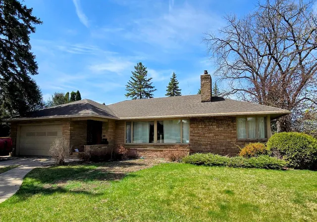 Homes for sale in Pipestone, MN | 910 3rd Ave Sw, Pipestone, MN 56164 | MLS# 7036281