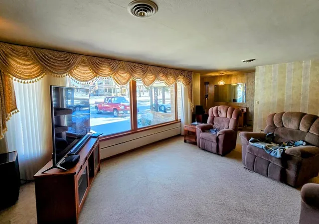 Photo 3 of Single family home for sale at 910 3rd Avenue SW, Pipestone, MN 56164 | MLS# 7036281 | Listing updated on 2026-09-21