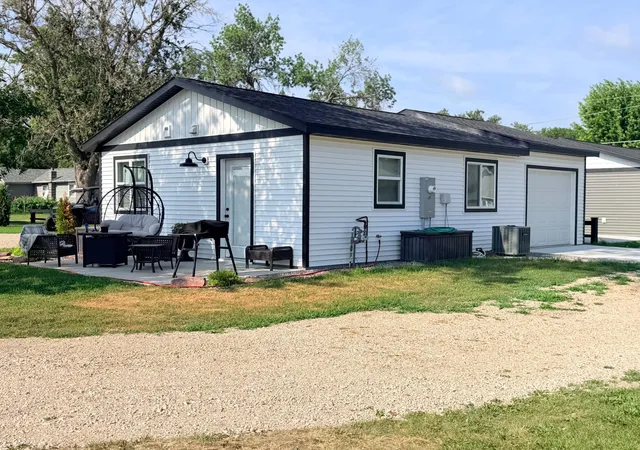 Photo 4 of Single family home for sale at 201 1/2 10th Ave SE, Pipestone, MN 56164 | MLS# 7036364 | Listing updated on 2026-07-21