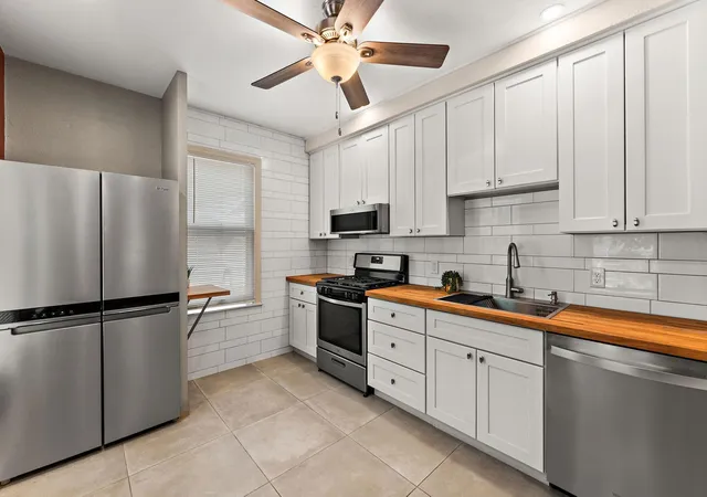 3rd image of 1467 Charles Ave, Saint Paul, MN 55104 | MLS# 7036647