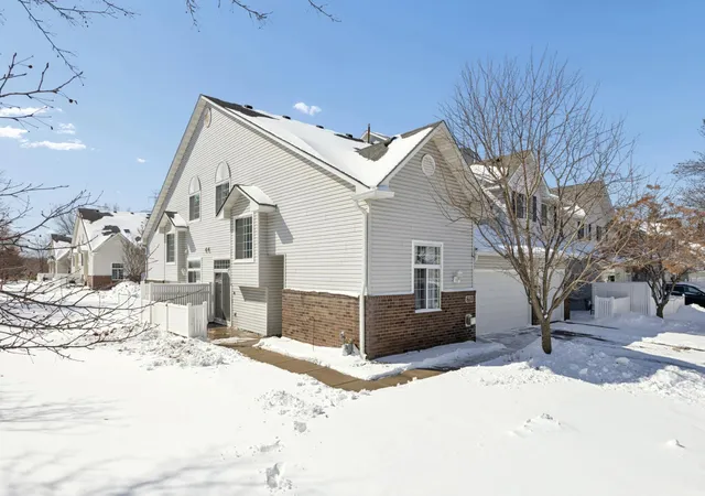 Homes for sale in Woodbury, MN | 2711 Mallard Dr, Woodbury, MN 55125 | MLS# 7037422