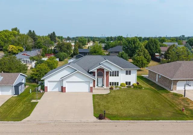 Photo 2 of Single family home for sale at 1410 Mendenhall Ave, Breckenridge, MN 56520 | MLS# 7037813 | Listing updated on 2026-09-21