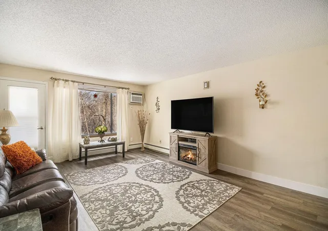 Listing Photo 5 - Condo for sale in building located at 4001 Heritage Hls Dr, Bloomington, MN 55437 - Unit #304
