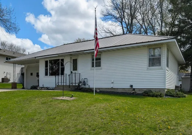 Photo 3 of Single family home for sale at 1430 N 4th Street, Montevideo, MN 56265 | MLS# 7038578 | Listing updated on 2026-09-12