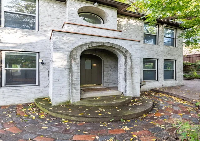 2nd image of 233 Groveland Ave, Minneapolis, MN 55403 | MLS# 7038930