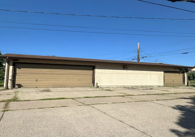 Listing Photo 2 - Condo for sale in building located at 1237 5th St E, St. Paul, MN 55106