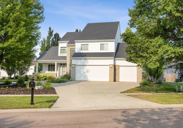 Photo 3 of Single family home for sale at 5027 Rose Crk Pkwy S, Fargo, ND 58104 | MLS# 7040962 | Listing updated on 2026-10-20