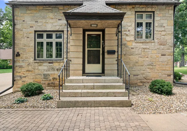 Photo 3 of Single family home for sale at 907 1st Drive Nw, Austin, MN 55912 | MLS# 7042250 | Listing updated on 2026-08-31