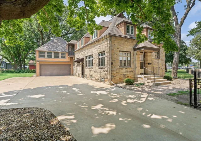 Photo 3 of Single family home for sale at 907 1st Drive NW, Austin, MN 55912 | MLS# 7042250 | Listing updated on 2026-08-31
