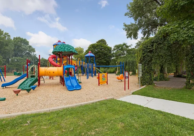 2nd image of 4525 Park Commons Dr, Minneapolis, MN 55416