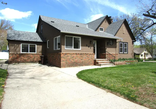 Photo 3 of Single family home for sale at 141 Summit Ave, Montevideo, MN 56265 | MLS# 7042484 | Listing updated on 2026-08-22