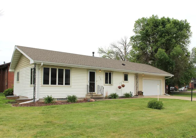 Homes for sale in Blooming Prairie, MN | 306 3rd Ave Se, Blooming Prairie, MN 55917 | MLS# 7043794