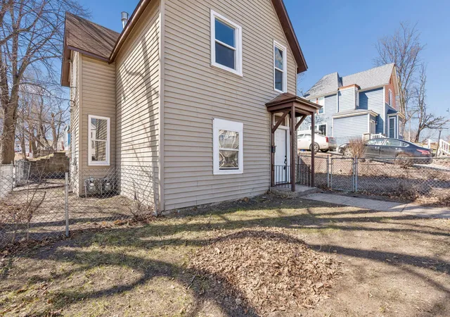 Listing Photo 4 - Condo for sale in building located at 701 Desoto St, St. Paul, MN 55130