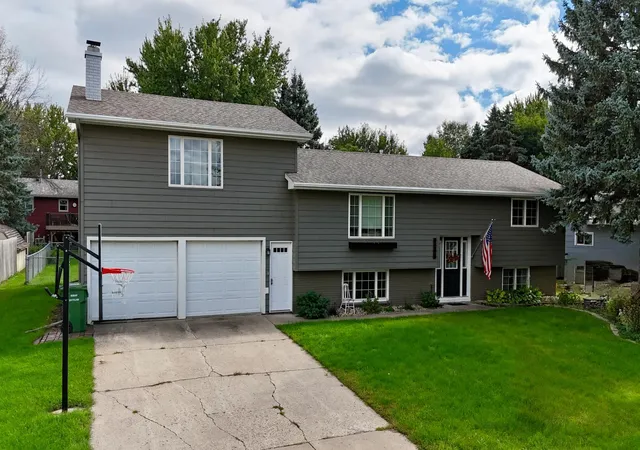 Photo 1 of Sale Pending at 1511 Eckerson Dr, Worthington, MN 56187 | MLS# 7044203 | Listing updated on 2026-10-06