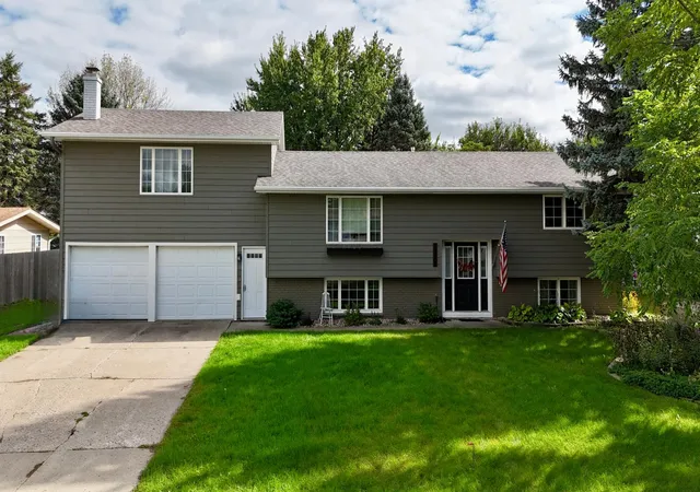 Photo 2 of Sale Pending at 1511 Eckerson Dr, Worthington, MN 56187 | MLS# 7044203 | Listing updated on 2026-10-06