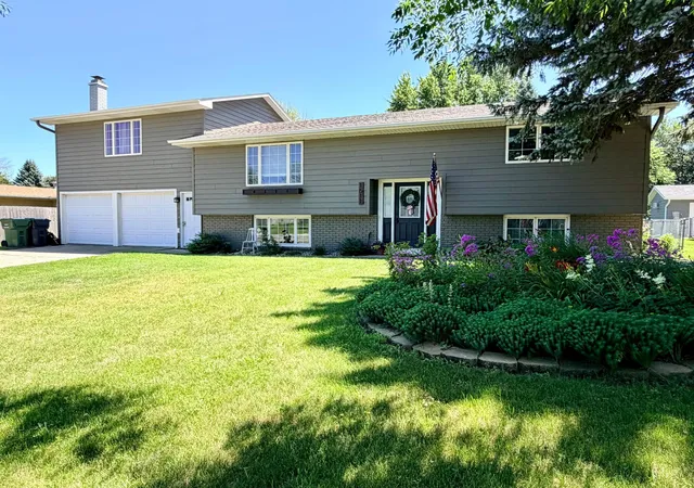 Photo 3 of Sale Pending at 1511 Eckerson Dr, Worthington, MN 56187 | MLS# 7044203 | Listing updated on 2026-10-06