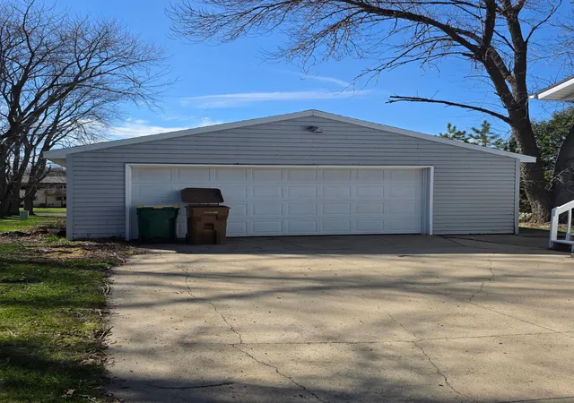 Photo 3 of Sale Pending at 1617 Crystal Dr, Albert Lea, MN 56007 | MLS# 7044394 | Listing updated on 2026-10-09