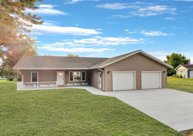 Single family home for sale at 122 2nd Street E, Tracy, MN 56175 | MLS# 7044479 | Listing updated on 2026-08-19