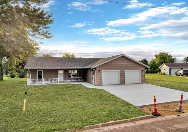 Photo 1 of Single family home for sale at 122 2nd Street E, Tracy, MN 56175 | MLS# 7044479 | Listing updated on 2026-08-19