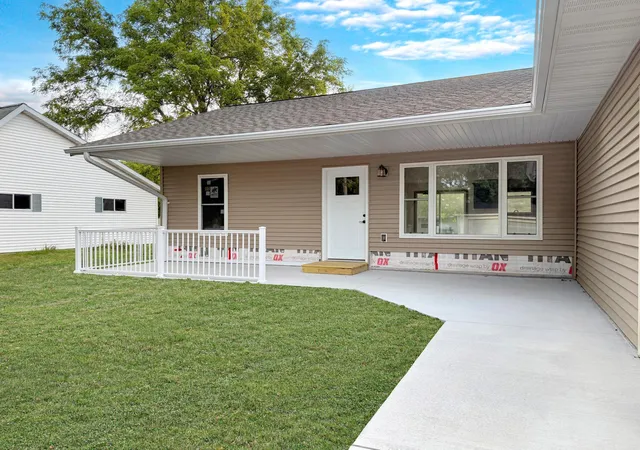 Photo 2 of Single family home for sale at 122 2nd Street E, Tracy, MN 56175 | MLS# 7044479 | Listing updated on 2026-08-19