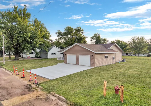 Photo 4 of Single family home for sale at 122 2nd Street E, Tracy, MN 56175 | MLS# 7044479 | Listing updated on 2026-08-19