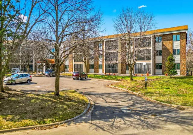 Listing Photo 2 - Condo for sale in building located at 3150 Gln Oaks Ave, White Bear Lake, MN 55110 - Unit #105A