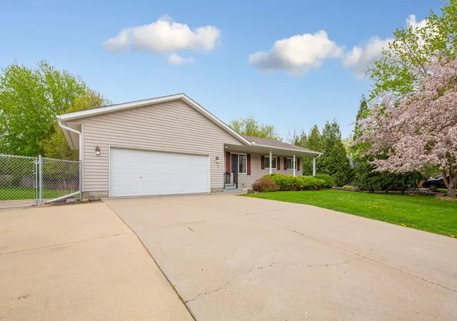 Homes for sale in Faribault, MN | 410 Littleford Ln, Faribault, MN 55021 | MLS# 7047807