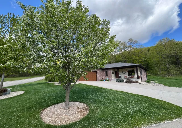 Photo 2 of Single family home for sale at 2760 Oakhurst Dr, Lake City, MN 55041 | MLS# 7048611 | Listing updated on 2026-09-21