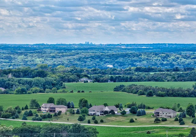 2nd image of 416 Eagle Bluff Dr, Hudson, WI 54016 | MLS# 7048978