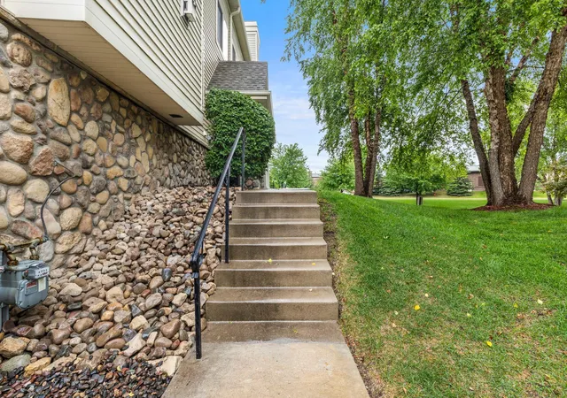 Homes for sale in Woodbury, MN | 2177 Eagle Trace Ln, Woodbury, MN 55129 | MLS# 7049142