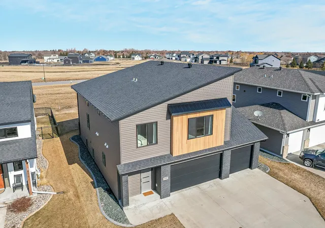 3rd image of 442 Hampton Dr W, Moorhead, MN 56560 | MLS# 7049283